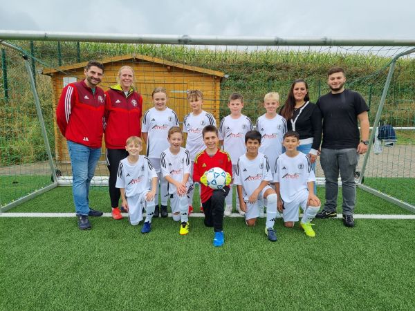 Neue Trikots für die D-Jugend: Munzur Grill Arnsberg unterstützt die JSG