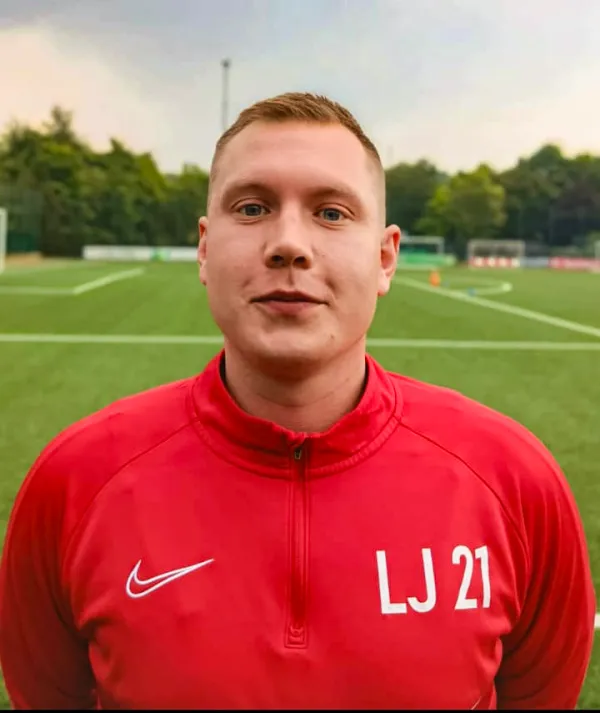 Trainer Lucas Jeromin trifft beim 4:2 in Gierskämpen doppelt